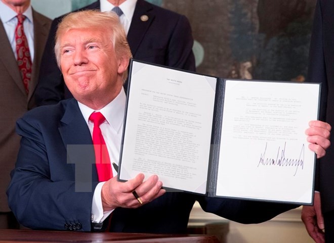 Tổng thống Mỹ Donald Trump ký sắc lệnh điều tra Trung Quốc vi phạm bản quyền trí tuệ. (Nguồn: EPA/TTXVN)