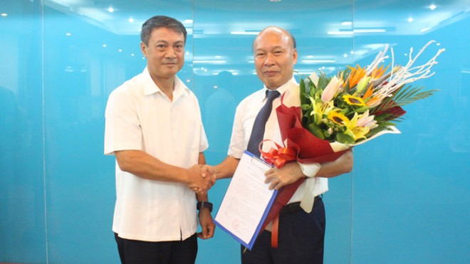 Thứ trưởng Phạm Hồng Hải (trái) trao quyết định bổ nhiệm ông Nguyễn Mạnh Thắng - Ảnh: Bộ TT&TT