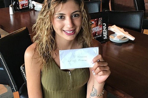 Brianna Siegel, 21 tuổi, cầm phong bì với tờ ngân phiếu 1.200 USD tiền bo. Ảnh: New York Post.