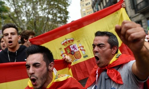 Những người biểu tình ủng hộ Catalonia tách khỏi Tây Ban Nha. Ảnh: Reuters.