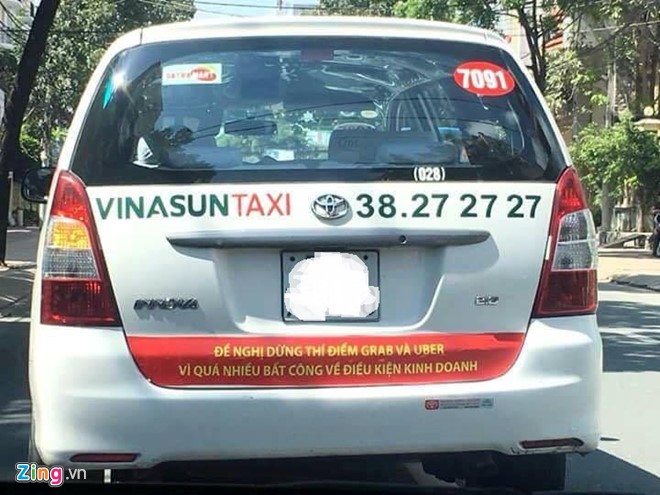 Một taxi của Vinasun dán khẩu hiểu phản đối.