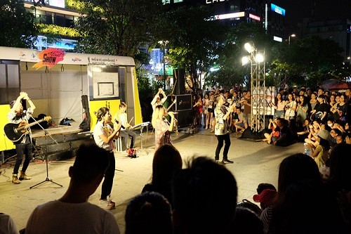Hoạt động nghệ thuật đường phố cuối tuần thu hút đông người xem ở Nguyễn Huệ. Ảnh: Thiên Chương.
