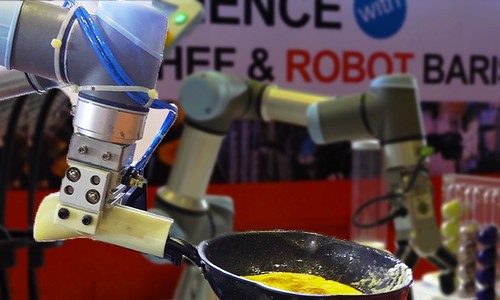 Robot chiên trứng, pha cà phê ra mắt tại Sài Gòn
