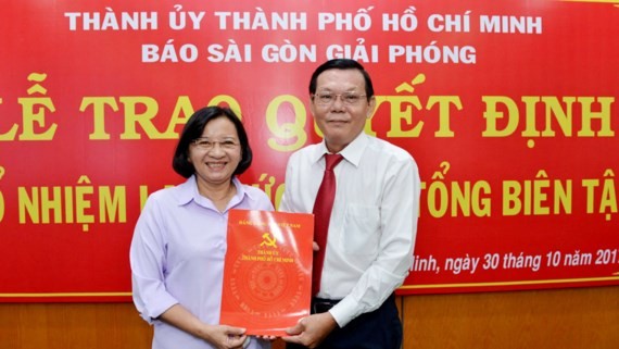 Đồng chí Thân Thị Thư, Ủy viên Ban Thường vụ Thành ủy, Trưởng Ban Tuyên giáo Thành ủy TPHCM trao quyết định bổ nhiệm lại chức danh Tổng Biên tập Báo SGGP đối với đồng chí Nguyễn Tấn Phong.