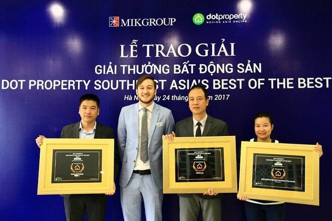 Đại diện Dot Property Awards trao chứng nhận giải thưởng cho MIKGroup.