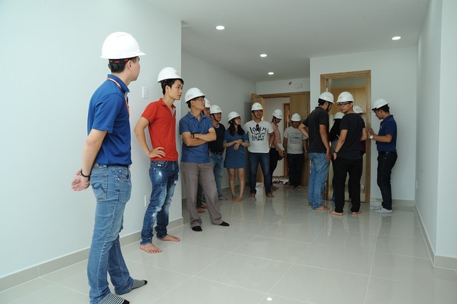 Khách hàng tham quan và giám sát chất lương công trình tại dự án Him Lam Phú An.