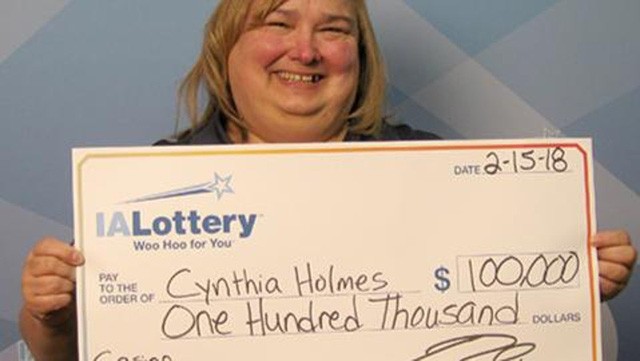 Bà Cynthia đã trúng số giải trị giá 100.000 USD bởi tờ vé là món quà Valentine từ chồng. (Nguồn: Iowa Lottery)