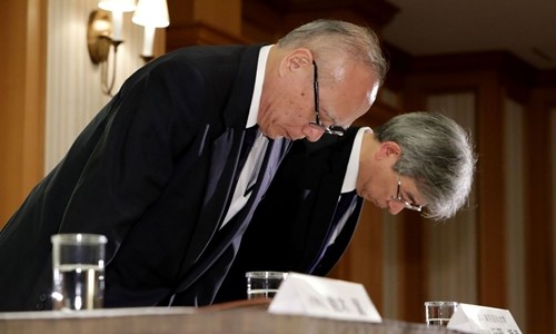 Cán bộ Đại học Y Tokyo cúi đầu xin lỗi tại cuộc họp báo ngày 7/8. Ảnh: AFP.