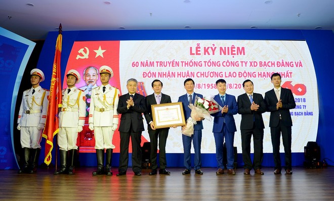 Ông Bùi Phạm Khánh – Thứ trưởng Bộ Xây dựng trao tặng Huân chương Lao động Hạng Nhất (lần thứ 3) cho Tổng công ty Xây dựng Bạch Đằng.