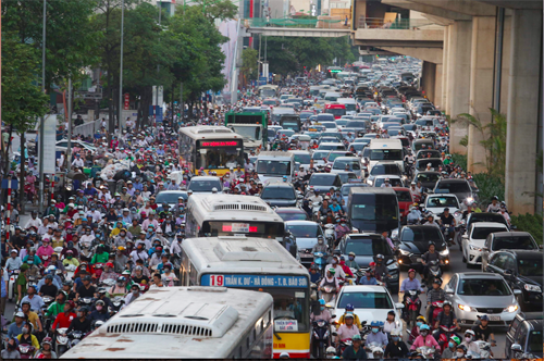 Ùn tắc giao thông giờ cao điểm ở Hà Nội. Ảnh: Ngọc Thành.