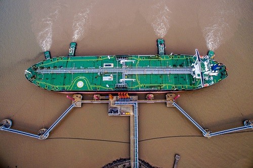 Một tàu chở dầu đã cập bến tại Trung Quốc. Ảnh: Bloomberg.