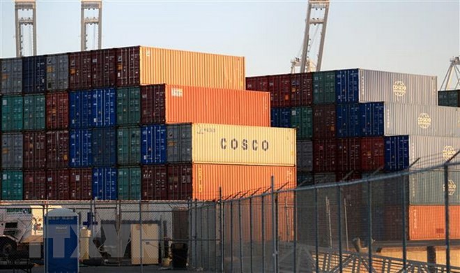 Container hàng của công ty vận tải Trung Quốc COSCO được xếp tại cảng Long Beach ở Los Angeles của Mỹ. (Ảnh: THX/TTXVN)