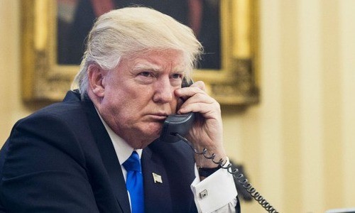 Ông Trump hôm nay tweet rằng ông dùng điện thoại bàn của Nhà Trắng nhiều hơn iPhone. Ảnh: Mashable.