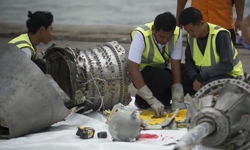 Các nhà điều tra xem xét mẩu động cơ chiếc máy bay Boeing 737 Max 8 do hãng Lion Air vận hành lao xuống biển Java hồi cuối tháng 10. Ảnh: AFP.
