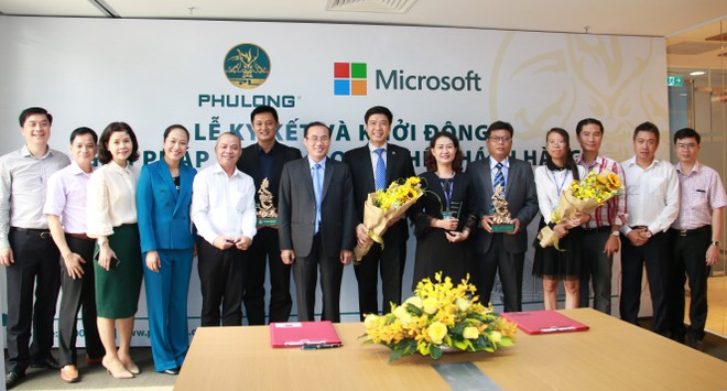 Lãnh đạo Phú Long và Microsoft Việt Nam chụp ảnh lưu niệm.