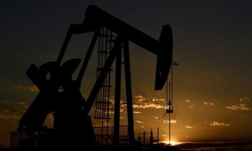 Một máy bơm dầu hoạt động tại Texas (Mỹ). Ảnh: Reuters