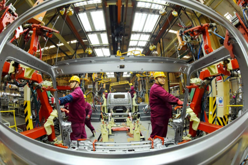 Công nhân trong một nhà máy ôtô ở Sơn Đông (Trung Quốc). Ảnh: Reuters