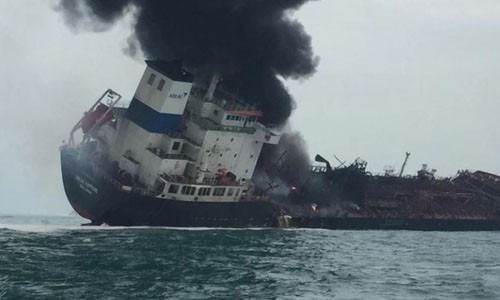 Tàu Aulac Fortune bốc cháy vào ngày 8/1 ngoài khơi Hong Kong. Ảnh: Cảnh sát Hong Kong.