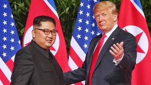 Trump (phải) và Kim Jong-un tại hội nghị thượng đỉnh lần đầu ở Singapore tháng 6/2018. Ảnh: AFP.