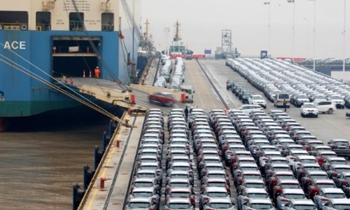 Xe hơi chuẩn bị xuất khẩu tại cảng biển ở Chiết Giang (Trung Quốc). Ảnh: Reuters.