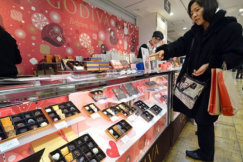 Một phụ nữ mua chocolate tại siêu thị ở Tokyo. Ảnh: AFP