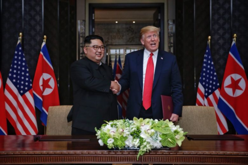 Lãnh đạo Triều Tiên - Kim Jong-un và Tổng thống Mỹ - Donald Trump tại Singapore năm ngoái. Ảnh: Straits Times.