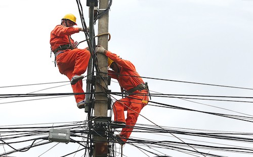 Công nhân ngành điện sửa chữa đường dây lưới điện. Ảnh: Ngọc Thành.