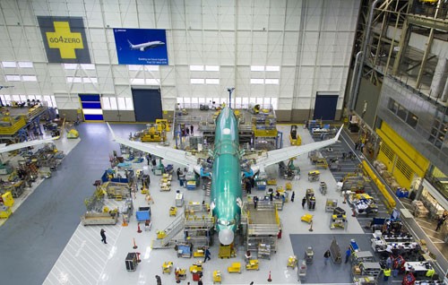 Một chiếc 737 MAX đang được lắp ráp trong xưởng sản xuất của Boeing. Ảnh: Boeing.