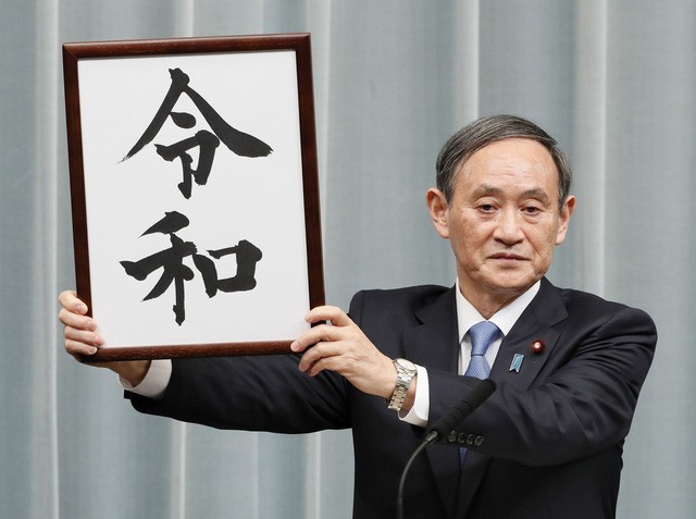 Ông Yoshihide Suga, chánh văn phòng nội các Nhật Bản, công bố niên hiệu mới Lệnh Hòa của Nhật Bản, áp dụng từ ngày 1-5-2019 - Ảnh: Reuters.