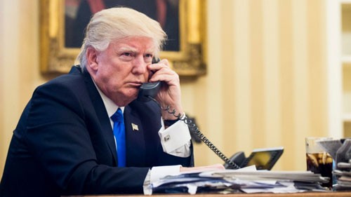 Ông Trump gọi điện tại Phòng Bầu dục tháng 11/2018. Ảnh: Reuters.