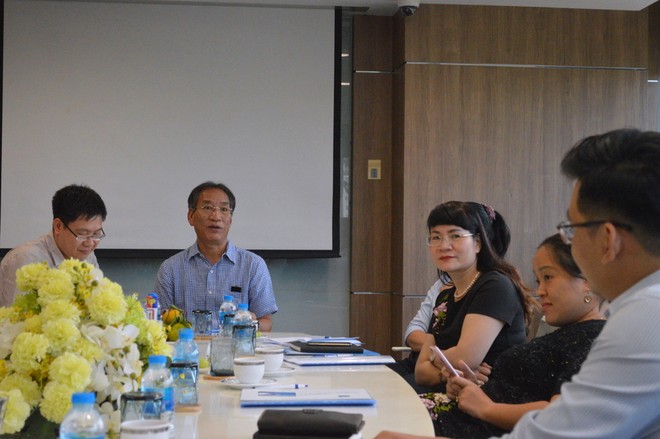 Ông Vũ Tiến Dương, Chủ tịch HĐQT PSD (áo kẻ xanh) đang thảo luận với các cổ đông.
