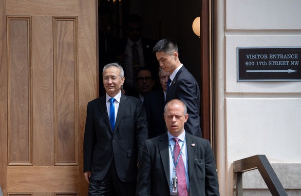 Phó thủ tướng Trung Quốc Lưu Hạc rời đi sau cuộc gặp với đại diện thương mại Mỹ Robert Lighthizer và Bộ trưởng Tài chính Mỹ Steven Mnuchin tại Washington ngày 10-5 - Ảnh: AFP