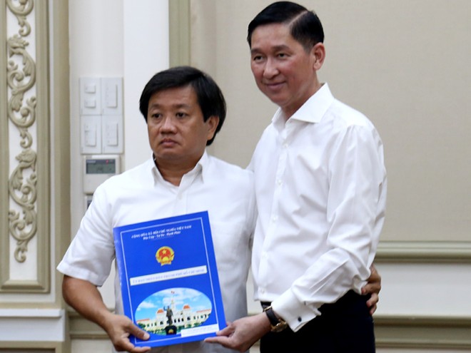 Ông Đoàn Ngọc Hải (trái) nhận quyết định về Công ty Xây dựng Sài Gòn. Ảnh: Hữu Công.