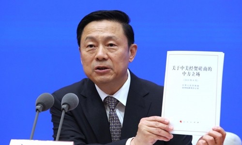 Phó phòng thông tin Quốc vụ viện Trung Quốc Quách Vệ Dân công bố sách trắng tại Bắc Kinh ngày 2/6. Ảnh: SCMP.