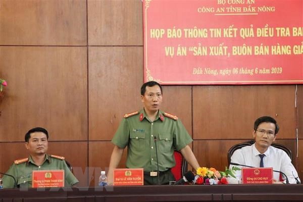 Lãnh đạo Công an tỉnh Đắk Nông trả lời câu hỏi của phóng viên báo chí. (Ảnh: Ngọc Minh/TTXVN).