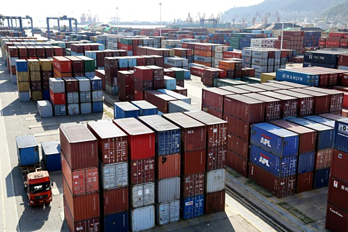 Container tại một cảng biển ở Giang Tô (Trung Quốc). Ảnh: Reuters.