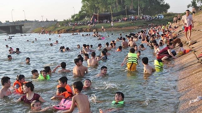 Hàng trăm người đổ về đập thuỷ lợi ở Hà Nội tắm giải nhiệt