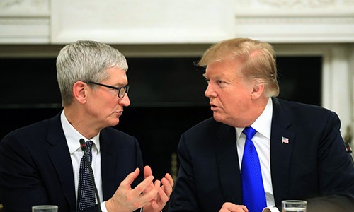 CEO Apple thảo luận với Tổng thống Mỹ Donald Trump. Ảnh: AP