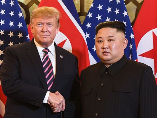 Tổng thống Mỹ Donald Trump và lãnh đạo Triều Tiên Kim Jong-un trong hội nghị thượng đỉnh ở Hà Nội hồi tháng hai. Ảnh: Reuters.