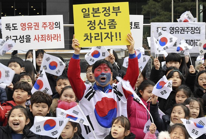 Người dân Hàn Quốc biểu tình bên ngoài Đại sứ quán Nhật Bản để kêu gọi tẩy chay hàng hóa nước này. Ảnh: Kyoto.