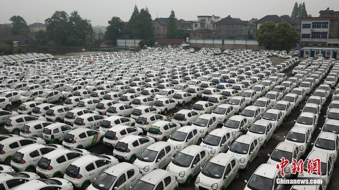 "Nghĩa địa" ôtô điện chia sẻ tại Trung Quốc. Ảnh: China News.