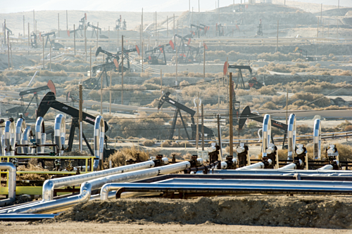 Khu vực khai thác dầu đá phiến tại Kern County, California, Mỹ. Ảnh: WSJ