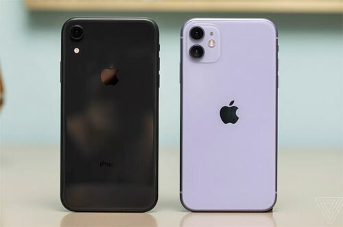iPhone 11 (phải) là bản thay thế cho iPhone XR (trái). Ảnh: Verge.