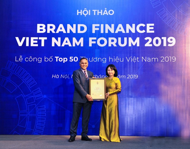 Bà Trần Thu Huyền - Thành viên HĐQT kiêm Giám đốc Khối Nhân sự VietinBank nhận chứng nhận Top 50 Thương hiệu giá trị nhất Việt Nam 2019.