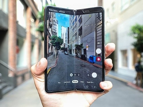 Galaxy Fold sẽ là smartphone màn hình gập đầu tiên được bán chính hãng ở Việt Nam. Ảnh: Gulfnews