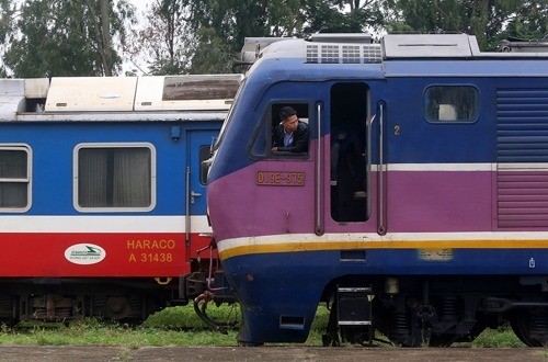 Đường sắt đi Lào Cai hiện nay hạn chế năng lực vận chuyển. Ảnh: Giang Huy.