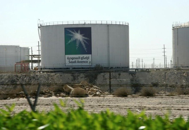 Bể chứa dầu bên ngoài trụ sở Aramco. Ảnh: Reuters.