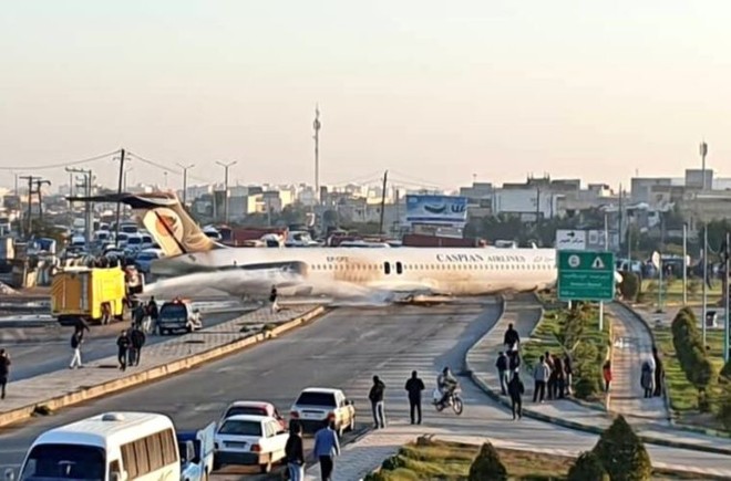 Máy bay tại Iran  trượt vào đường cao tốc