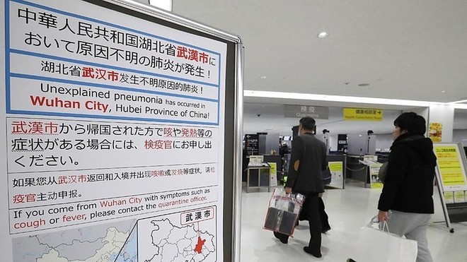 Bảng thông báo về lưu ý biểu hiện bất thường đối với hành khách đến từ Vũ Hán (Trung Quốc) tại sân bay Narita (Nhật Bản). Ảnh: AFP.