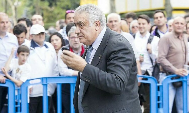 Lorenzo Sanz là chủ tịch Real từ năm 1995 đến 2000. Ảnh: EPA.